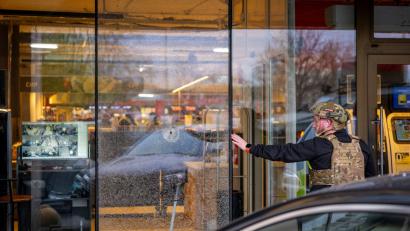 Bild: Dan Bashakov/AP/dpa
Die Polizei in Kiew hat den Täter, der mindestens sechs Menschen getötet haben soll, erschossen.