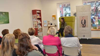 Bild: dob
"Bärnauer Schatten" heißt der Titel des mittelalterlichen Krimis von Yvette Eckstein, den sie in der Stadtbibliothek vorstellte.