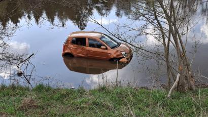 Bild: Christian Hierold
Am Freitagnachmittag landete eine Fahranfängerin mit ihrem Auto bei Trippach in einem Weiher.