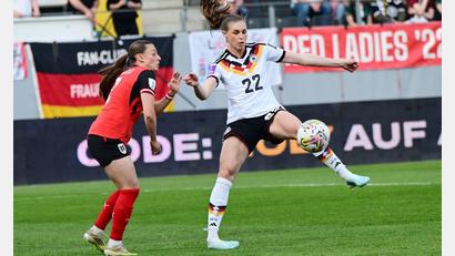 Bild: Expa/ Reinhard Eisenbauer/APA/dpa
Tat sich schwer gegen Österreich: Flügelstürmerin Jule Brand (r.).