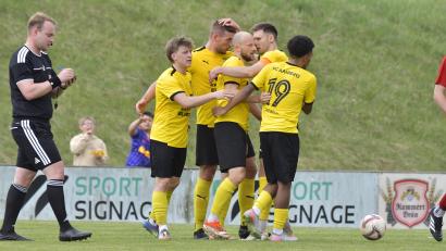 Bild: Hubert Ziegler
FC Amberg - SV Hahnbach 
Gratulation an Friedrich Lieder vom FC Amberg nach seinem Elfmetertor zum 2:1
Fußball Bezirksliga Nord
Saison 2025/26.
Bild: Hubert Ziegler