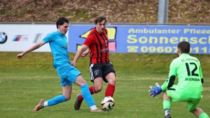 Archivbild: Dieter Jäschke
Nico Argauer(Mitte/Szene aus einem früheren Spiel) brachte den Sportclub in Roding in Führung.