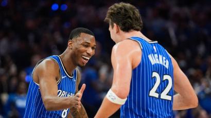 Bild: John Raoux/AP/dpa
Franz Wagner (r) erzielte für die Orlando Magic als zweitbester Scorer 18 Punkte gegen die Charlotte Hornets.