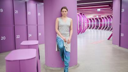 Bild: Annette Riedl/dpa
Schauspielerin Hanna Plaß ist in London geboren und mit Englisch und Plattdeutsch aufgewachsen.