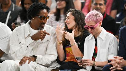 Bild: Sven Hoppe/dpa
Sue Bird (M) und Megan Rapinoe (r) beenden nach zehn Jahren ihre Beziehung. (Archivbild)