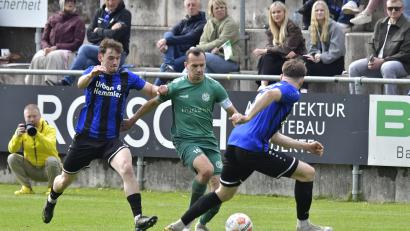 Bild: Hubert Ziegler
Im Derby gegen die SpVgg SV Weiden gab's für Timo Kohler (Mitte) von der DJK Gebenbach nichts zu holen.