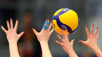 Bild: Robert Michael/dpa
Suhler Volleyballerinnen holen sich zweiten Sieg in Finalserie. (Archivbild)