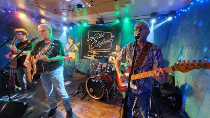 Bild: Kunz
Die "Eagles"-Coverband "Hotel California" aus dem Großraum Regensburg überzeugte im "Kulturbahnhof Parapluie" mit authentischem Sound.