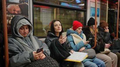 Bild: Alexander Zemlianichenko/AP/dpa
Viele Russen beklagen sich über die ständigen Abschaltungen des mobilen Internets. (Archivbild)