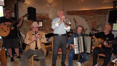 Bild: Julia Sommer
Absoluter Kult ist die Falkenberger Zoiglmuse, die an diesem Abend mit Peter Zettelmann, Ulli Ertl, Wolfgang Üblacker, Hans König und Ulis Sangl (von links) auftrat.