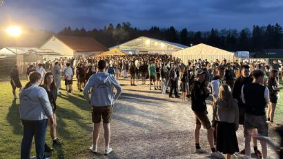 Bild: Lukas Büchold
Die Menschenmassen vor dem Festzelt waren Gigantisch. Auch das Festzelt wurde immer voller.