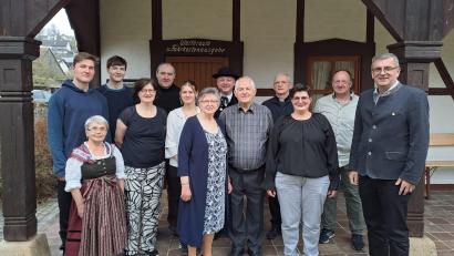 Bild: pop
Maria Schmalzbauer (Mitte) feiert im Kreise ihrer Familie und vieler Gratulanten ihren 80. Geburtstag