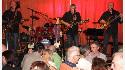 Bild: jr
„Die Fellow Rovers“, eine Band, die es in dieser Region so nicht mehr gibt, in Action, Musik mit der nötigen Power wurde zelebriert und dazu wurde eifrig das Tanzbein geschwungen. Dieser Abend machte einfach nur Spaß.