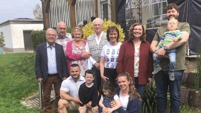 Bild: wro
Willi Bötzl (stehend, Vierter von links) feierte am Samstag in Schönhaid seinen 90. Geburtstag. Neben der Familie gratulierte auch der noch amtierende Bürgermeister der Marktgemeinde Wiesau, Toni Dutz (links).