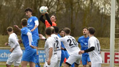 Bild: Hans Mark
Torwart Stefan Seitz (hinten rotes Trikot/Szene aus einem früheren Spiel) war den Schwarzenfeldern ein starker Rückhalt beim Sieg in Wenzenbach.