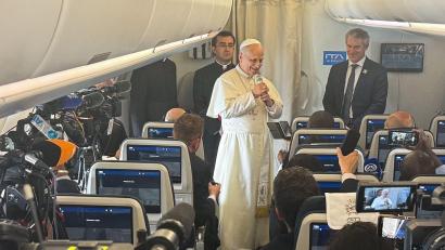 Bild: Christoph Sator/dpa
Der Papst kam im Flugzeug zu den mitreisenden Journalisten.