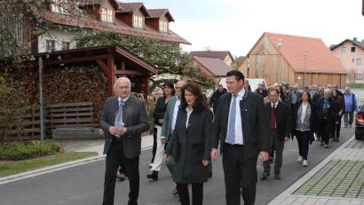 Bild: mnt
Im Anschluss an den Empfang von Staatsministerin Michaela Kaniber (Mitte) am Dorfplatz zogen die Ehrengäste weiter zum Bürgerhaus, um die gelungene Dorfsanierung von Thanstein-Hebersdorf zu feiern.