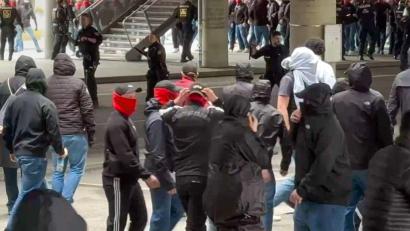 Bild: -/EinsatzReport24/dpa
Vor dem Spiel des FC Bayern gegen den VfB Stuttgart kam es zu einer Schlägerei zwischen rivalisierenden Fans.