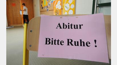 Bild: picture alliance / Armin Weigel/dpa
Es ist wieder so weit: Am Mittwoch beginnen die Abiturprüfungen im Freistaat. (Archivbild)