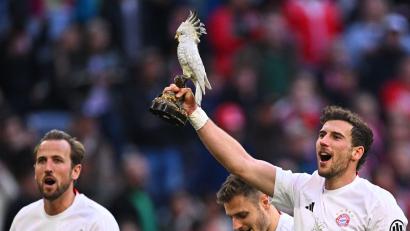 Bild: Tom Weller/dpa
Leon Goretzka zeigt den Kakadu.