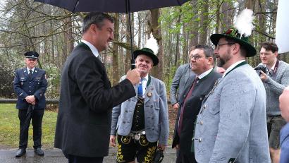 Bild: Hirsch
Gauvorstand Jürgen Hofmann, Bürgermeister Thomas Falter und Almenrausch-Vorsitzender Manfred Hermann (von rechts) hießen Ministerpräsidenten Markus Söder zum 100. Geburtstag des Trachtenvereins Almenrausch in Wackersdorf willkommen.