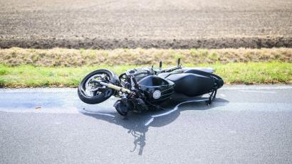 Bild: Julian Stratenschulte/dpa
Der Motorradfahrer wurde beim Zusammenstoß über das Auto geschleudert. (Symbolbild)