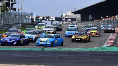 Bild: Alexander Franz/Erftkreis News Redaktion/dpa
Auf dem Nürburgring gab es nach dem Start einen schweren Unfall mit mehreren Autos.