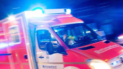 Bild: Marcel Kusch/dpa
Ein riskantes Mitfahr-Manöver endet für einen jungen Mann in Schweinfurt lebensgefährlich. (Symbolbild)