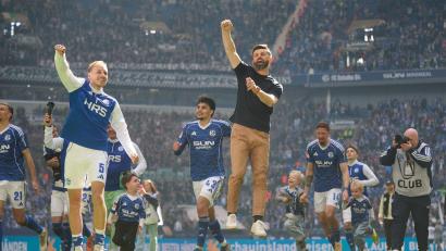 Bild: Bernd Thissen/dpa
Die Schalker feiern mit ihren Fans.