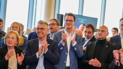 Bild: Christoph Reichwein/dpa
Ministerpräsident Hendrik Wüst (M) freut sich über 1,4 Millionen Teilnehmer am Olympia-Votum.