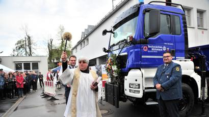 Bild: Andreas Duschner 
Das THW in Weiden freut sich über ein (fast) neues Einsatzfahrzeug. Hier die Fahrzeugsegnung des neu umgebauten Kippers durch Pfarrer Thomas Jeschner.