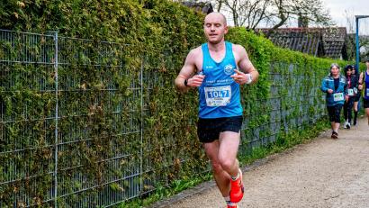 Bild: chl
Thomas Stielper macht in diesem Jahr das Triple perfekt. Er gewann zum dritten mal in Folge den Amberger Halbmarathon. Sein großes Saisonziel ist in diesem Jahr der Sieg beim Landkreislauf mit dem RSC Amberg- Sulzbach sowie die 1:10 Stunden beim Halbmarathon zu knacken, die er mit am Sonntag mit 1:11:25 Stunden knapp verfehlte.