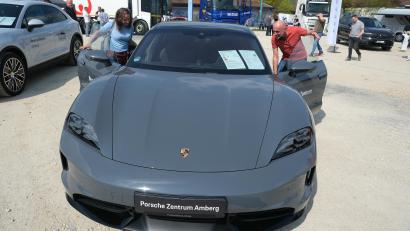 Bild: gsp
Die Neugierde beim 2. Elektromobilitätstag auf dem Amberger Dultplatz war natürlich bei den Flaggschiffen der renommierten Automarken groß.