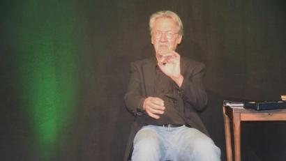 Bild: fz
Lässig und dann wieder bissig. Veganer verwelken auch. Holger Paetz bei der Futura Windischeschenbach.