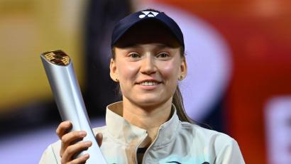 Bild: Marijan Murat/dpa
Jelena Rybakina feierte wie 2024 den Turniersieg in Stuttgart.