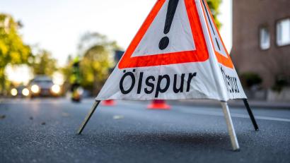 Bild: David Inderlied/dpa
Mit einer Spezialmaschine muss die Fahrbahn gereinigt werden. (Symbolbild)