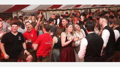 Bild: Hirsch
Volles Zelt und gute Stimmung: Das Volksfest lockte die Menschen am Wochenende in Scharen nach Wackersdorf.