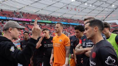 Bild: Rolf Vennenbernd/dpa
Leverkusener Fans stellten die Mannschaft zu rede.