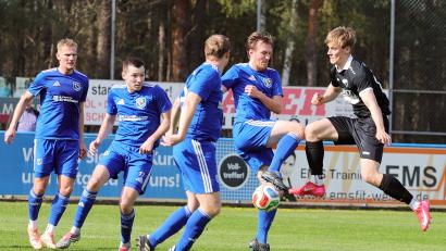 Bild: war
Benjamin Beese, rechts im schwarzen Trikot, setzt sich hier gegen vier Etzenrichter durch. Beese hatte nach einem Eckball auch den Führungstreffer für seinen FC Tegernheim markiert.