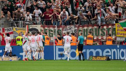 Bild: Rolf Vennenbernd/dpa
Augsburg jubelt über das 2:1 nach einem verwandelten Elfmeter in der Nachspielzeit.