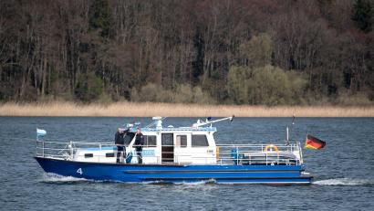 Bild: Sven Hoppe/dpa
Die Wasserschutzpolizei stoppte das Schiff für eine Kontrolle. (Symbolbild)