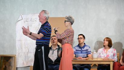 Bild: kki
Auch noch im Ruhestand folgt Fräulein Schlüpfer ihrem Chef im Ruhestand Julius Klein noch auf Schritt und Tritt, wenn mit einer Arbeitsgruppe das Ziel der Urlaubsreise finden will. Ausschnitt aus dem aktuellen Stück des Pirker Brettl.