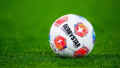 Bild: Tom Weller/dpa
Ein Fußball liegt auf dem Rasen. (Symbolbild)