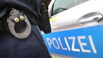 Bild: Karl-Josef Hildenbrand/dpa
Die Polizei ermittelt nun wegen gefährlicher Körperverletzung, Bedrohung und eines Verstoßes gegen das Waffengesetz. (Symbolbild)