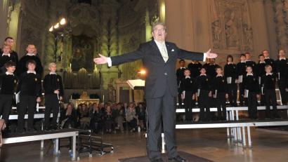 Bild: picture alliance / dpa
Gerhard Schmidt-Gaden, der Gründer des Tölzer Knabenchors, bei einem Konzert im Jahre 2010. Nun ist der Dirigent im Alter von 88 Jahren gestorben. (Archivbild)