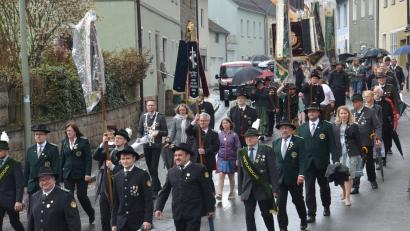 Bild: dob
Viele Fahnenabordnungen prägten am Sonntag das Bild in Tännesberg.