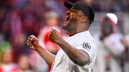 Bild: Tom Weller/dpa
Trainer Vincent Kompany feiert mit den Fans den Titel.