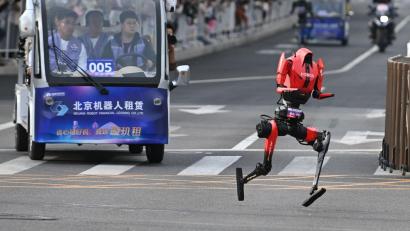 Bild: Johannes Neudecker/dpa
Der Roboter des Smartphone-Herstellers Honor war auch im Trainingslauf der Schnellste.