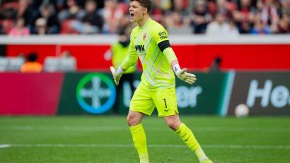 Bild: Rolf Vennenbernd/dpa
Zeigte gegen Bayer Leverkusen zahlreiche starke Paraden: Augsburgs Torhüter Finn Dahmen.