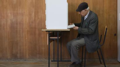 Bild: Valentina Petrova/AP/dpa
Die Wahl in Ungarn könnte Wahlberechtigte in Bulgarien motiviert haben, ihre Stimme abzugeben.